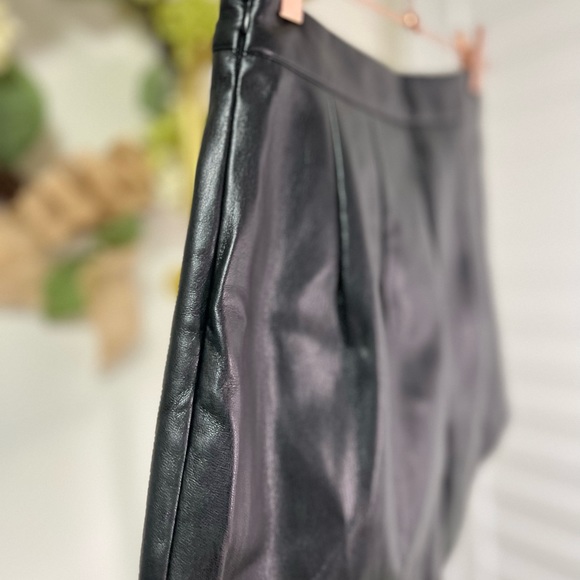 Missguided faux leather shorts - Picture 2 of 4